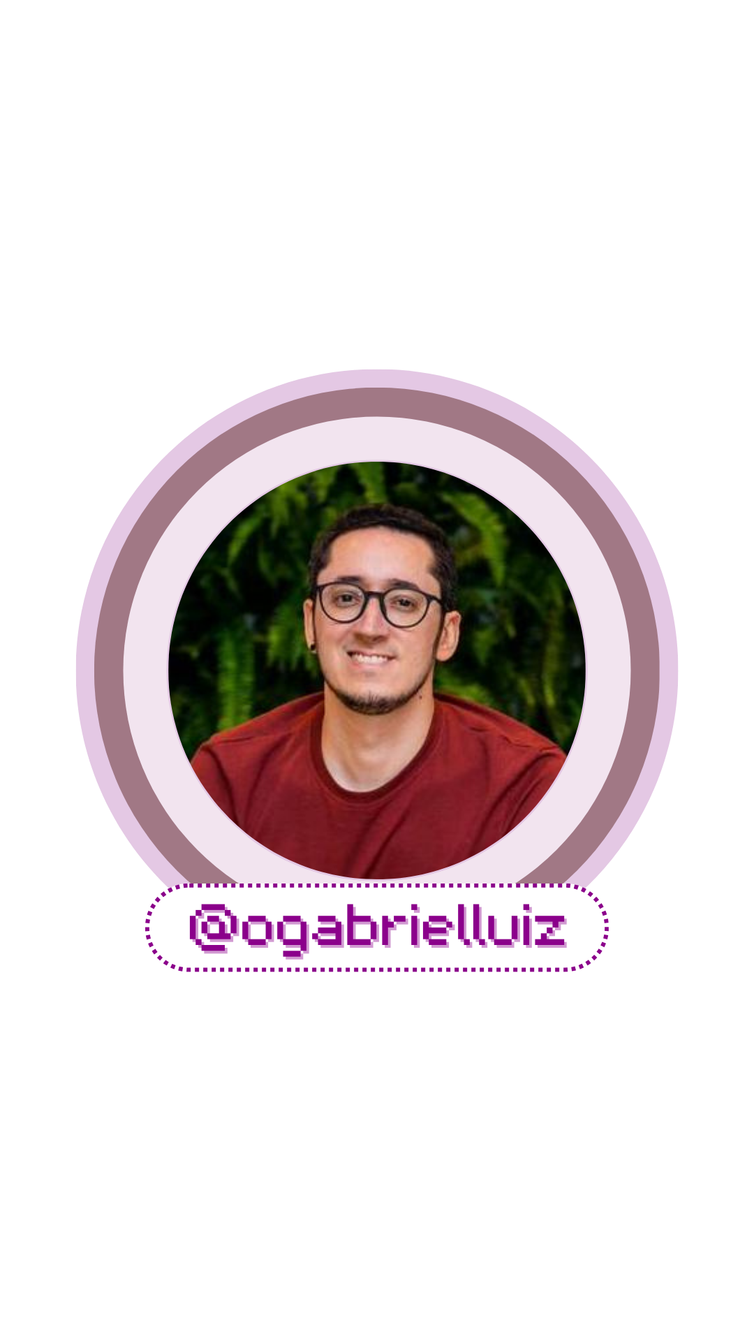  Ícone circular, em roxo, semelhante a logo da Cumbuca Dev. No centro a imagem de um homem de óculos de grau com armação preta e camiseta vinho. Abaixo da foto, em roxo, o user do GitHub “@ogabrielluiz”.