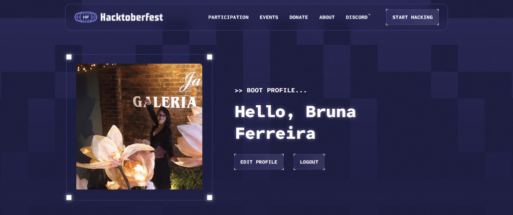 Print de tela inicial do site da Hacktoberfest após o cadastro. Menu superior com logo do evento e algumas opções em botões, abaixo foto de usuário de GitHub, ao lado da foto o texto: Root profile... Hello, Bruna Ferreira. 2 botões de editar perfil e logout. O fundo do site quadriculado com tons escuros de azul.