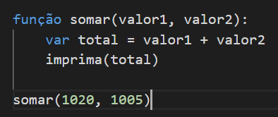 Imagem com trecho de código em Pituguês, sendo ele:
função somar(valor1, valor2):
    var total = valor1 + valor2
    imprima(total)

somar(1020, 1005)