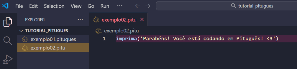 Imagem no editor VS Code, demonstrando como escrever código em Pituguês. À esquerda da imagem temos a aba de menus com a lista de arquivos e, à direita, temos um arquivo aberto com o seguinte código em Pituguês: imrpima('Parabéns! Você está codando em Pituguês!')
